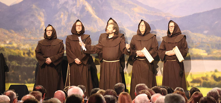 Salvatorprobe 2025: Maxi Schafroth als Fastenredner Anfangs noch in Mönchskutte (©Foto: Martin Schmitz) 